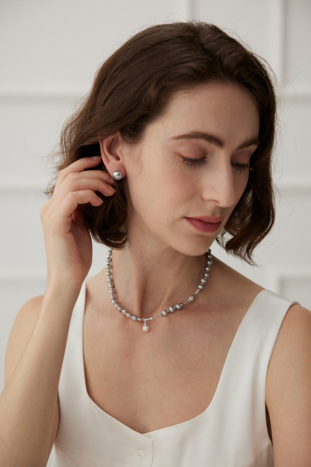 NO.9 The Simplicity of a Layered Pearl Necklace with a Delicate Pendant